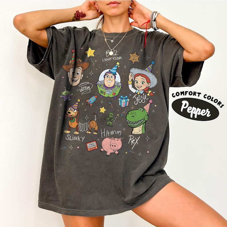 Pu&ograve; includere: Un set di tre tazze in ceramica con finitura opaca e macchiettata. Le tazze sono nei toni del crema, grigio chiaro e grigio scuro. Ogni tazza ha un design semplice e minimalista, perfetto per caff&egrave; o t&egrave;.