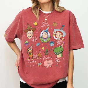 Magliette per la festa di compleanno a tema Toy Story in stile retrò, maglietta con i personaggi di Toy Story per un viaggio, regalo di compleanno per tutta la famiglia con Buzz, Woody e Jessie, il miglior compleanno di sempre Crimson
