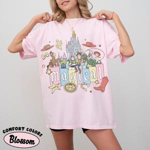 Puede incluir: Una taza de cer&aacute;mica blanca con un asa negra y el texto "But first, coffee" en negro, con una fuente de estilo manuscrito. La taza est&aacute; sobre una superficie blanca.