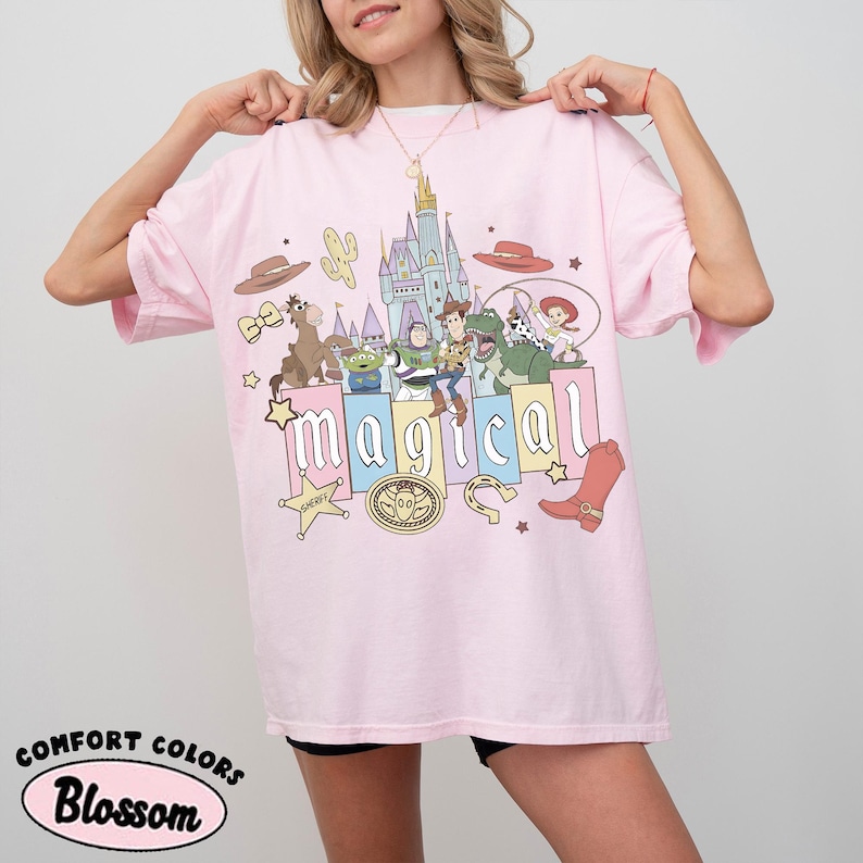 Puede incluir: Una taza de cer&aacute;mica blanca con un asa negra y el texto "But first, coffee" en negro, con una fuente de estilo manuscrito. La taza est&aacute; sobre una superficie blanca.