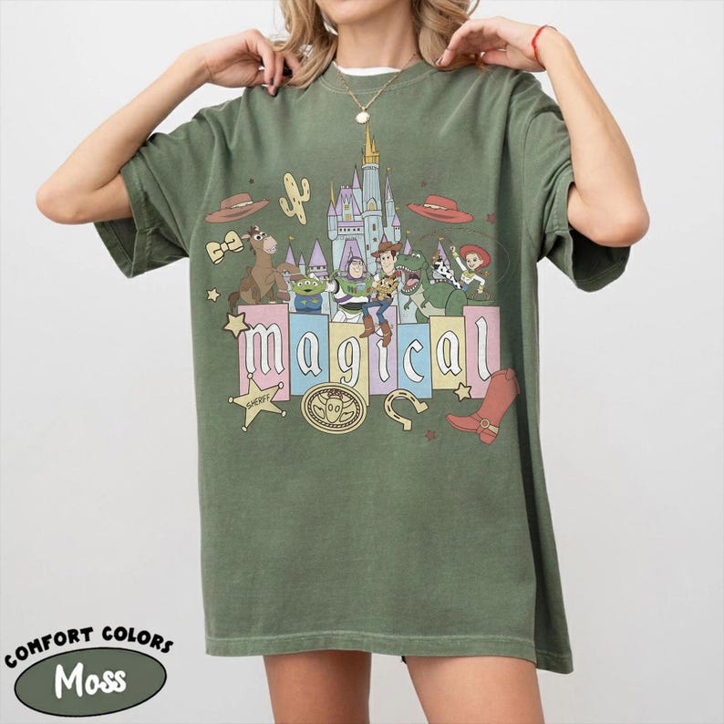 Puede incluir: Un letrero de madera r&uacute;stico con el texto "Welcome to our home" en letras blancas. El letrero presenta un acabado envejecido y un dise&ntilde;o sencillo y acogedor, ideal para la decoraci&oacute;n de la puerta principal.