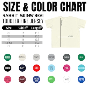 Puede incluir: Una camiseta fina de jersey para ni&ntilde;os peque&ntilde;os de color crema con una tabla de tallas y colores. La tabla enumera las tallas 2T a 7T, con medidas de ancho y largo en pulgadas. Las opciones de color incluyen Kelly, Negro, Marino, Rojo y m&aacute;s.