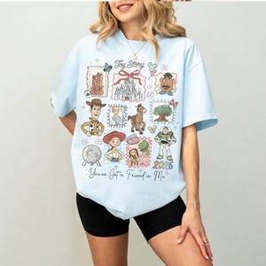 Camiseta Comfort Color® Retro "Tienes un amigo en mí" de Toy Story, Camiseta de Toy Story, Camiseta de Woody y Buzz para la fiesta de Toy Story 2026, Camiseta de Disney Pixar Chambray/Light Blue