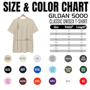 Puede incluir: Una camiseta unisex cl&aacute;sica Gildan 5000 beige con una tabla de tallas y colores. La tabla muestra las tallas S a 5XL con medidas de ancho y largo en pulgadas. Las opciones de color incluyen Arena, Negro, Marino, Real, Azul claro y m&aacute;s.