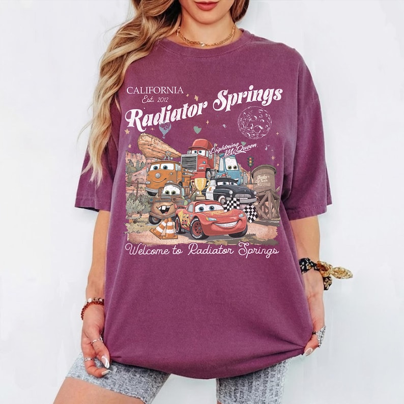 レトロなラジエータースプリングスのコンフォートカラーシャツ、ライトニング・マックィーンのディズニーTシャツ、ピクサーカーズのファミリーシャツ、メーターのTシャツ、ディズニーバケーションTシャツ 画像 8