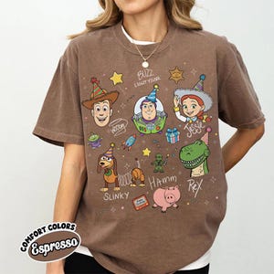 Magliette per la festa di compleanno a tema Toy Story in stile retrò, maglietta con i personaggi di Toy Story per un viaggio, regalo di compleanno per tutta la famiglia con Buzz, Woody e Jessie, il miglior compleanno di sempre Espresso