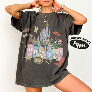 Puede incluir: Un juego de tres tazas de cer&aacute;mica con un acabado mate moteado. Las tazas son de color crema, gris claro y gris oscuro. Cada taza tiene un dise&ntilde;o simple y minimalista y un asa redondeada.