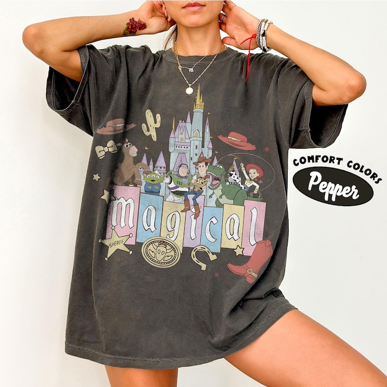 Puede incluir: Un juego de tres tazas de cer&aacute;mica con un acabado mate moteado. Las tazas son de color crema, gris claro y gris oscuro. Cada taza tiene un dise&ntilde;o simple y minimalista y un asa redondeada.