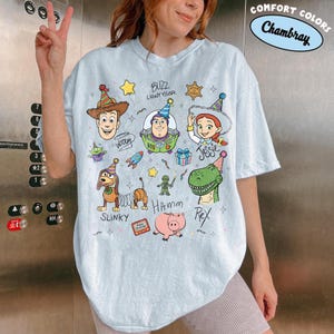 Magliette per la festa di compleanno a tema Toy Story in stile retrò, maglietta con i personaggi di Toy Story per un viaggio, regalo di compleanno per tutta la famiglia con Buzz, Woody e Jessie, il miglior compleanno di sempre Chambray/Light Blue