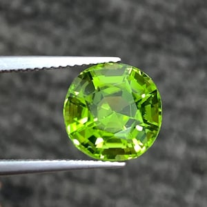 5.65ct Loupe-Clean Apple Green Round Asscher-Cut Peridot – Green Peridot Gemstone from Sapat Mines, Pakistan