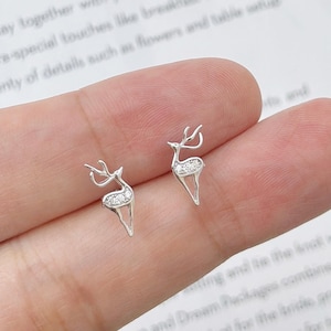 Pendientes de ciervo diminutos de plata 925, pendientes de ciervo pequeños, pendientes de ciervo con circonita cúbica, regalo para amantes de los animales, pendientes minimalistas, regalo para ella