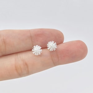 S925 Silver Tiny Dandelion Stud Earring, Silver Dandelion Earrings, Small Plant Earrings, Minimalist Natural Earrings, Gift for her, E353