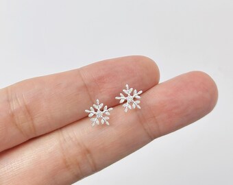925 zilveren CZ sneeuwvlokoorbellen, kleine sneeuwvlokoorbellen, bloemstekker, kerstoorbellen, minimalistische oorbel, kerstcadeau