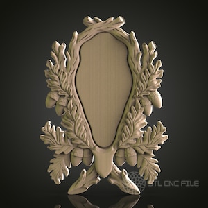 Pode incluir: Uma placa de madeira com um design entalhado de chifres e folhas de carvalho com bolotas. A placa está em branco e pronta para ser personalizada.