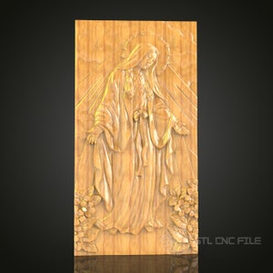Puede incluir: Una talla de madera de la Virgen María, con una corona de espinas y una túnica fluida, de pie sobre un fondo de madera con detalles florales. La talla es de color marrón claro y tiene un estilo realista.