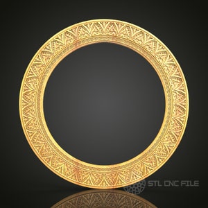 Könnte beinhalten: Ein runder, goldfarbener Dekorrahmen mit einem komplizierten, geschnitzten Design. Der Rahmen ist aus Holz und hat eine glatte, polierte Oberfläche.