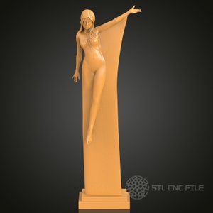 Op de afbeelding: Een 3D-geprint beeld van een vrouw die op een platform staat. De vrouw draagt een vloeiende jurk en heeft haar arm uitgestrekt. Het beeld is gemaakt van een lichtbruin materiaal.