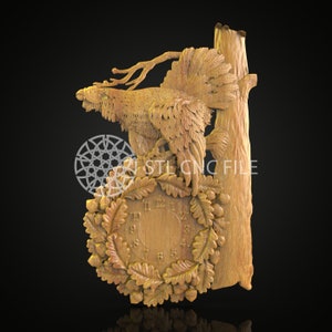 Könnte beinhalten: Eine Holzschnitzerei eines Vogels, der auf einem Ast sitzt, mit einem Zifferblatt, das von Eichenblättern und Eicheln umgeben ist. Das Zifferblatt hat römische Ziffern und die Worte "STL CNC FILE" sind auf der Schnitzerei sichtbar.