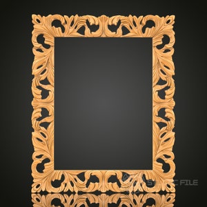 Op de afbeelding: Een decoratief, versierd houten fotolijst met een gesneden, ingewikkeld ontwerp. De lijst is lichtbruin van kleur en heeft een rechthoekige vorm.