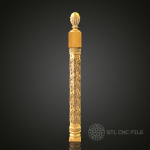 Puede incluir: Una columna de madera tallada con intrincados detalles y un remate decorativo en la parte superior. La columna presenta un patrón repetitivo de diseños florales y es una gran adición a cualquier decoración del hogar.