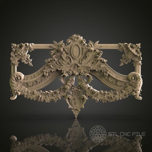Könnte beinhalten: Intrikat geschnitztes Holzdekorpaneel mit floralem Design. Das Paneel verfügt über ein zentrales Motiv mit einem kreisförmigen Element und einer symmetrischen Anordnung von Blättern und Schnörkeln. Das Paneel ist hellbraun und hat eine glatte, polierte Oberfläche.