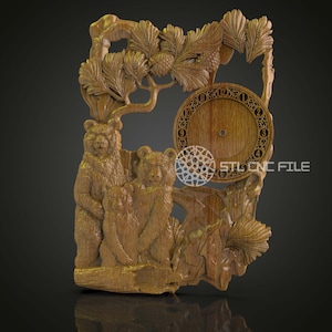 Puede incluir: Una esfera de reloj de madera con un diseño tallado de un pino y tres osos. La esfera del reloj está rodeada por un marco tallado con un diseño de pino. La esfera del reloj está en blanco y lista para instalar un mecanismo de reloj.