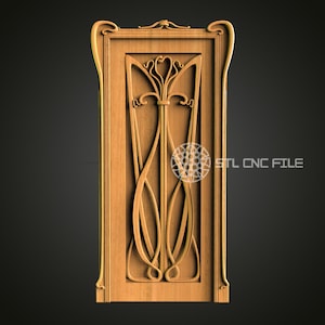 Op de afbeelding: Een houten deur met een ingewikkeld, gesneden ontwerp met een bloemenmotief. De deur is gemaakt van lichtbruin hout en heeft een verhoogd, versierd frame. Het ontwerp doet denken aan de Art Nouveau-stijl.