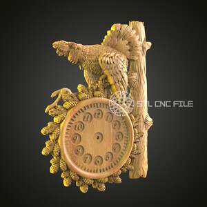 Könnte beinhalten: Ein hölzernes Zifferblatt mit römischen Ziffern und einem geschnitzten Birkhuhn, das auf einem Ast sitzt. Die Uhr ist von Tannenzapfen umgeben.