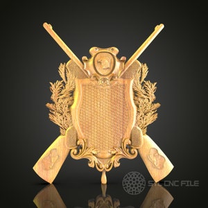 Könnte beinhalten: Eine Holz-Wandplakette mit einem geschnitzten Design aus zwei gekreuzten Gewehren, einem Schild und einem Blattwerk. Der Schild hat ein Wabenmuster und ist von verzierten Schnitzereien umgeben.