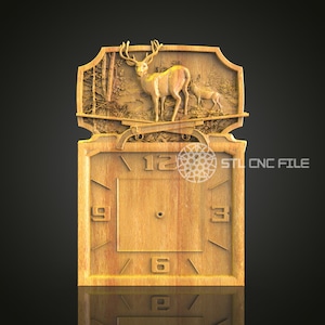 Puede incluir: Una esfera de reloj de madera con marcas de números romanos para las horas. La esfera del reloj está rodeada por un marco de madera tallado que presenta un ciervo y un cervatillo en un entorno de bosque. El texto "STL CNC FILE" es visible en el marco.