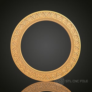 以下が含まれることがあります： 複雑な花柄が施された、金色の丸い装飾フレーム。フレームは木でできており、滑らかで磨かれた仕上げになっています。