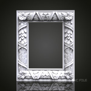 Może przedstawiać: Biała, ozdobna rama do obrazu z wypukłym wzorem liści, wstążek i kwiatów. Rama jest prostokątna i ma gładkie, białe wnętrze.