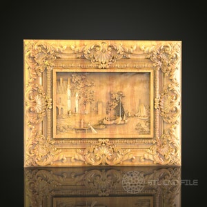 Può includere: Una scultura in legno di un quadro incorniciato con una scena dettagliata di un villaggio sul mare. La cornice è ornata e presenta molti dettagli intricati.