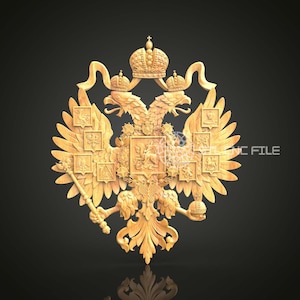 Könnte beinhalten: Eine detaillierte, kunstvoll geschnitzte Holzskulptur eines Doppelkopfadels mit einer Krone auf dem Kopf. Der Adler hält einen Zepter und eine Kugel in seinen Krallen. Die Skulptur ist golden bemalt und hat einen schwarzen Hintergrund.