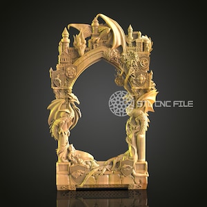 Op de afbeelding: Een houten frame met een draken- en kasteelontwerp. Het frame is gegraveerd met ingewikkelde details en heeft een grote opening in het midden. Het frame is in goud geverfd.