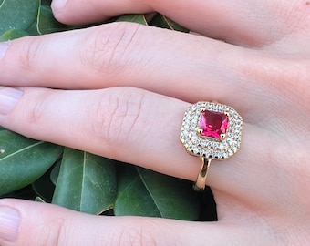 Bague Femme En Or Jaune 14 Carats Avec 3 Zircons Cubiques Rouges - Taille US 8 - Occasion Excellent état