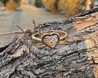 Anillo de corazón abierto chapado en oro de 14 quilates con piedra de circonita cúbica