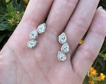 Orecchini pendenti da sposa con pavé di zirconi a taglio a pera: placcati in oro 14 carati o rodio.