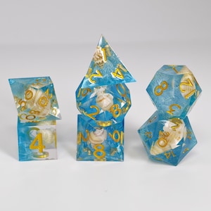 Würfelset „Ozeanwelle“ aus Kunstharz, handgefertigtes blaues DnD-Würfelset mit Muscheleinschlüssen, goldene Zahlenwürfel in Polyederform für Rollenspiele, Fantasy-Tabletop-Geschenk