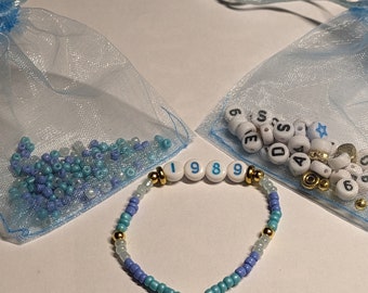 El kit de pulsera de amistad de la gira de eras temáticas de 1989 hace 5 pulseras para Swifties