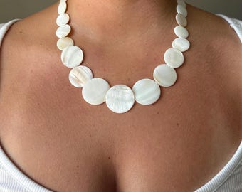 Collana in madreperla, collana minimalista fatta a mano, gioiello da spiaggia, collana con perline di conchiglia naturale, regalo per lei