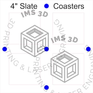 Puede incluir: Cuatro posavasos de pizarra de 10 cm con un diseño de cubo 3D. Los posavasos son grises y tienen un contorno blanco. El texto "IMS 3D" está impreso en los posavasos.