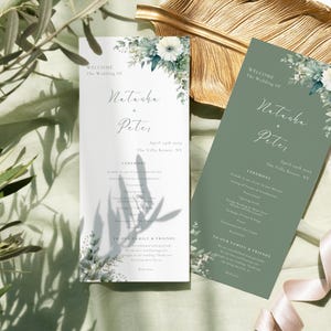 Könnte beinhalten: Zwei Hochzeitszeremonie-Programme mit einem grünen und weißen Blumendesign. Das obere Programm lautet "Willkommen zur Hochzeit von Natasha & Peter" und das untere Programm lautet "Willkommen zur Hochzeit von Natasha & Peter".