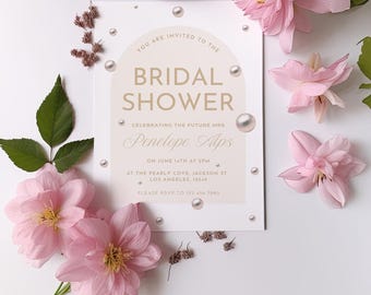 Puede incluir: Una invitación a una despedida de soltera con el texto "Bridal Shower" y el nombre "Penelope Alps". La invitación está rodeada de flores rosas, perlas y vegetación sobre un fondo blanco.