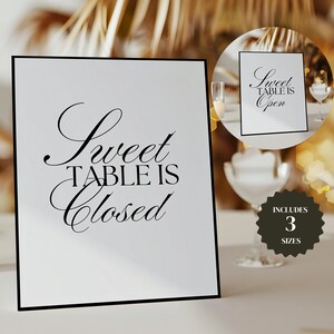 Puede incluir: Un letrero blanco con borde negro muestra el texto "Sweet TABLE IS Closed" en una elegante escritura. Un letrero más pequeño muestra "Sweet TABLE IS Open". Un tercer gráfico indica "INCLUDES 3 SIZES".