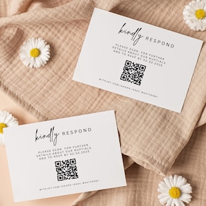 Puede incluir: Dos tarjetas RSVP blancas con texto negro que dice "kindly RESPOND" y "PLEASE SCAN FOR FURTHER DETAILS ABOUT OUR NUPTIALS AND TO RSVP BY 02.02.2025". Cada tarjeta tiene un código QR y la dirección del sitio web. Las tarjetas están sobre una tela beige con margaritas.