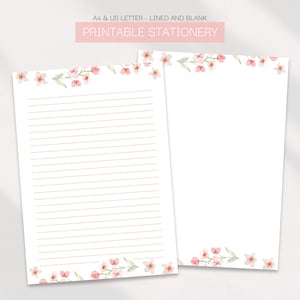 以下が含まれることがあります： 白い印刷可能な文房具の2枚のシート。1枚は罫線入り、1枚は白紙で、花の模様があります。文房具の上部には「A4 & US LETTER - LINED AND BLANK」と書かれており、下部には「PRINTABLE STATIONERY」と書かれています。花の模様はピンクの花と緑の葉が特徴です。