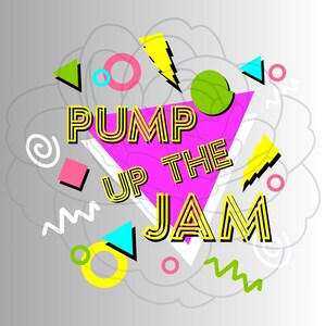 Puede incluir: Un triángulo rosa con el texto "Pump Up The Jam" en letras amarillas con contorno. El fondo es un degradado gris con formas geométricas blancas y amarillas.