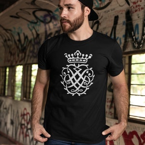 Może przedstawiać: Czarny t-shirt z białym nadrukiem przedstawiającym koronę i monogram. Monogram to stylizowana litera "X" z ozdobnym wzorem.