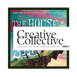 Könnte beinhalten: Ein Buchcover mit grünem, blauem und rosafarbenem Hintergrund. Der Titel lautet "The House in the Cerulean Sea" und der Untertitel lautet "Creative Collective". Die Nummer der Ausgabe ist 0001. Das Cover zeigt eine stilisierte Illustration eines Hauses auf einem Hügel.